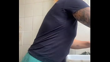 Você cairia de boca nessa xota grande ou tem nojinho de bucetão