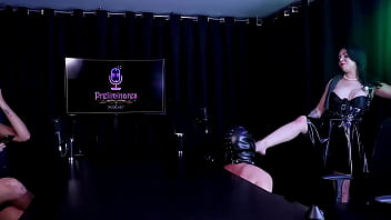 Sentou com a buceta na cara do submisso para demonstrar a sua dominação e teve a bunda lambida kali kalifa dominatrix watch sheer red