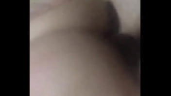 Novinha sentando e rebolando na pica do magrelo