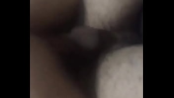 Novinha sentando e rebolando na pica do magrelo