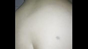 Pillé a mi vecina con un gran consolador en su culo creo que deja la ventana abierta porque le gusta que la vean se dió cuenta que la estaba viendo y me dejó meterlo en su rico culo