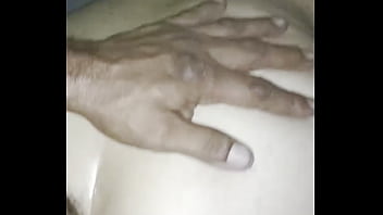 Pillé a mi vecina con un gran consolador en su culo creo que deja la ventana abierta porque le gusta que la vean se dió cuenta que la estaba viendo y me dejó meterlo en su rico culo