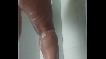 Encuentro en la ducha a la mama de mi mejor amigo Encuentro en la ducha a la mama de mi mejor amigo