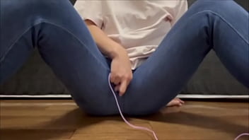 友達の披露宴に行って沢山の男性と喋ったらムラムラしちゃって帰宅して即玄関先で静かにオナニーしちゃう女子大生。