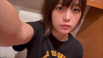 友達の披露宴に行って沢山の男性と喋ったらムラムラしちゃって帰宅して即玄関先で静かにオナニーしちゃう女子大生。