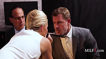 Detectives fuck milf to extract information