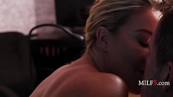 Detectives fuck milf to extract information