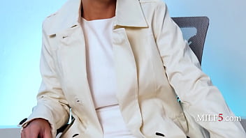 Detectives fuck milf to extract information