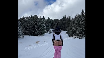 Grillée par des skieurs je ne peux pas m’empêcher de montrer mon cul