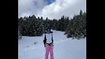 Grillée par des skieurs je ne peux pas m’empêcher de montrer mon cul