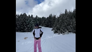 Grillée par des skieurs je ne peux pas m’empêcher de montrer mon cul