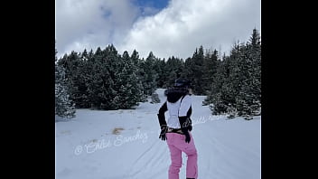 Grillée par des skieurs je ne peux pas m’empêcher de montrer mon cul