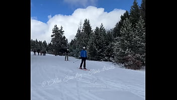 Grillée par des skieurs je ne peux pas m’empêcher de montrer mon cul