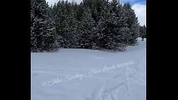 Grillée par des skieurs je ne peux pas m’empêcher de montrer mon cul