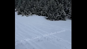 Grillée par des skieurs je ne peux pas m’empêcher de montrer mon cul