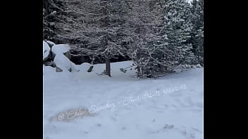 Grillée par des skieurs je ne peux pas m’empêcher de montrer mon cul Grillée par des skieurs je ne peux pas m’empêcher de montrer mon cul