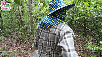 วัยรุ่นไทยเดินเก็บเห็เในป่าอยู่ดีดีโชว์หีเฉยเลย