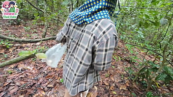 วัยรุ่นไทยเดินเก็บเห็เในป่าอยู่ดีดีโชว์หีเฉยเลย