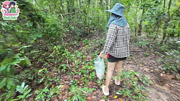 วัยรุ่นไทยเดินเก็บเห็เในป่าอยู่ดีดีโชว์หีเฉยเลย