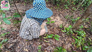 วัยรุ่นไทยเดินเก็บเห็เในป่าอยู่ดีดีโชว์หีเฉยเลย