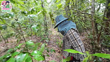 วัยรุ่นไทยเดินเก็บเห็เในป่าอยู่ดีดีโชว์หีเฉยเลย