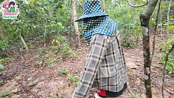 วัยรุ่นไทยเดินเก็บเห็เในป่าอยู่ดีดีโชว์หีเฉยเลย