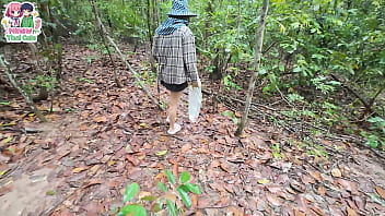 วัยรุ่นไทยเดินเก็บเห็เในป่าอยู่ดีดีโชว์หีเฉยเลย