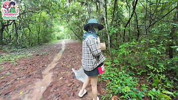 วัยรุ่นไทยเดินเก็บเห็เในป่าอยู่ดีดีโชว์หีเฉยเลย