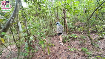 วัยรุ่นไทยเดินเก็บเห็เในป่าอยู่ดีดีโชว์หีเฉยเลย