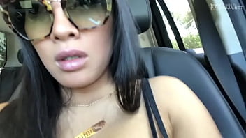 Su clítoris late como un corazón cuando se toca