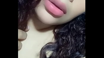 Esta chica x plata hasta eructa delicioso