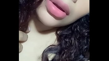 Esta chica x plata hasta eructa delicioso