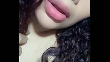 Esta chica x plata hasta eructa delicioso