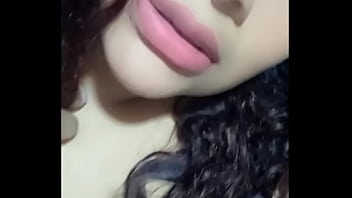 Esta chica x plata hasta eructa delicioso