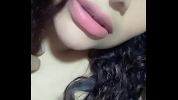 Esta chica x plata hasta eructa delicioso