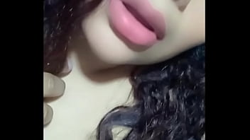 Esta chica x plata hasta eructa delicioso