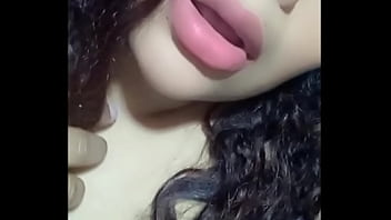 Esta chica x plata hasta eructa delicioso