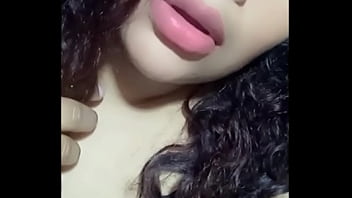 Esta chica x plata hasta eructa delicioso