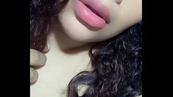 Esta chica x plata hasta eructa delicioso