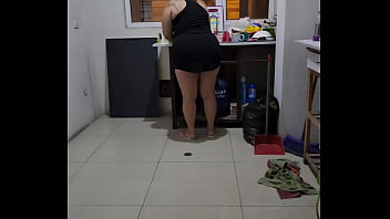 Grabo a la mama de mi amigo mientras hace limpieza y me follo