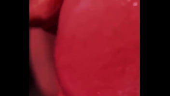 Dando aquela lambida pra ficar bem molhada