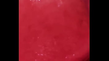 Dando aquela lambida pra ficar bem molhada