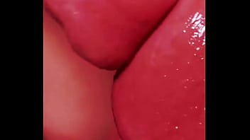 Dando aquela lambida pra ficar bem molhada