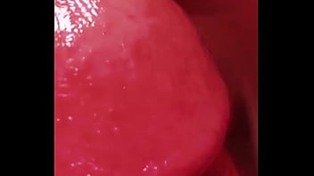 Dando aquela lambida pra ficar bem molhada