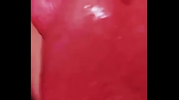 Dando aquela lambida pra ficar bem molhada