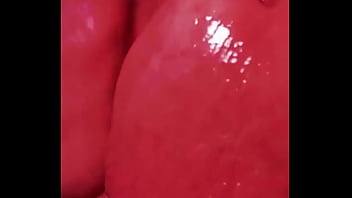 Dando aquela lambida pra ficar bem molhada