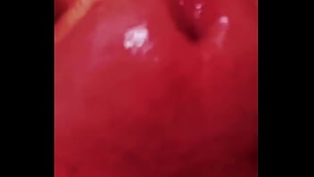 Dando aquela lambida pra ficar bem molhada