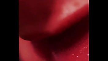 Dando aquela lambida pra ficar bem molhada