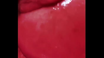 Dando aquela lambida pra ficar bem molhada