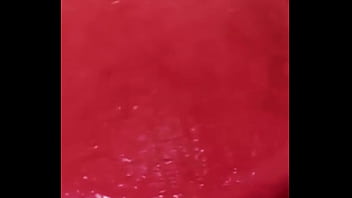 Dando aquela lambida pra ficar bem molhada